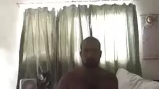 ربة منزل ساخنة تنزل على ركبتيها لمص قضيب قبل أن تُمارس معها الجنس بقوة