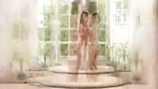 فتيات صغيرات تجد متجر ألعاب للبالغين ويتم قذف داخلي من قبل رجل
