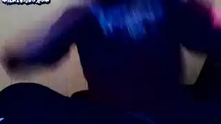 مغني مفتول العضلات يأخذ عدة أعضاء في مشهد جماعي