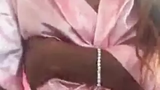 امرأة ناضجة تمارس العادة السرية بقوة في العراء