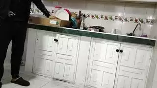 الرفيق المؤجر يأخذه في مؤخرته على أريكة غرفة المعيشة