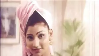 شهوة محرمة: أم هندية تلعق عروس ابنها الجديدة في مشهد إباحي