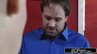 نادلة تعاني من ضيق مالي تأخذ قضيبًا قاسيًا ومحبًا في فيلم إباحي