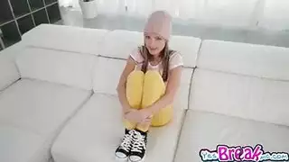 الأخ يملأ العاهرة الشقراء بالسائل المنوي في فيلم إباحي بالفندق