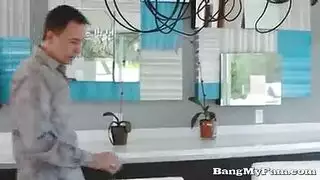 هدية عائلية: ابن الأخ يدكّق فتحة عمه