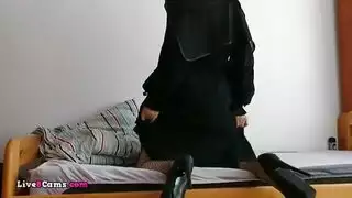 جمال عربية تفتح ساقيها على مصراعيهما