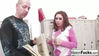 ميسون مور الممتلئة بأدغال مبللة تتشوق للجنس القوي