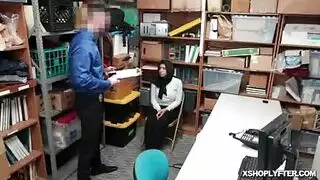 بنات يغرون و يجبرون صديقتهم على ممارسة الحب معهم