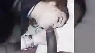 قضيبان أسودان يمددانها في المقعد الخلفي