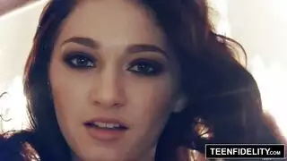 هذا الولد العنيد يدفع قضيبه بالكامل في مس جدته الممحونة