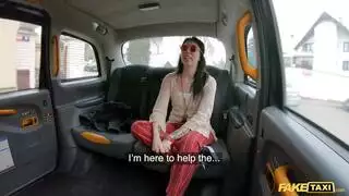 شقراء مثارة تفتح ساقيها للعب جنسي صريح في العيادة