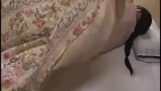 شاب ينيك أمه وهي نائمة رغما عنها