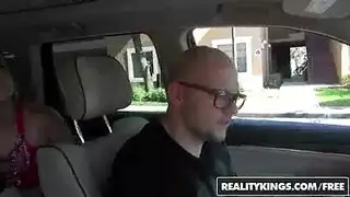 قضيب مستدير ضخم يجبرها على الدخول