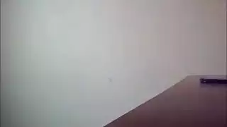 أوجي غرفة المعيشة: مهبلان مبللان لقضيب واحد قاسٍ