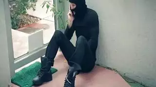 تفنيس على الكنبه