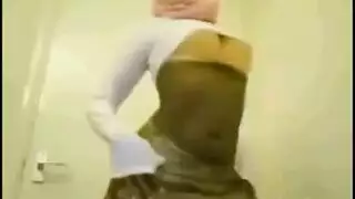 إغراء محجبة: عربية ساخنة تمارس جنسًا صريحًا وعنيفًا
