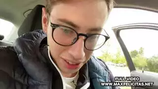 الطالب المجتهد يحصل على مص قضيب في الطريق من كس مشاغب