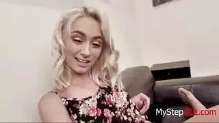 عاهرة شابة تأخذ جنس وجه وشرج