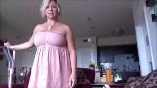 شقراء ناضجة في حالة شهوة تُملأ بقضيب صلب
