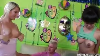 نيك مباشر قاسي: شاب يضرب مهبلها الضيق بلا رحمة