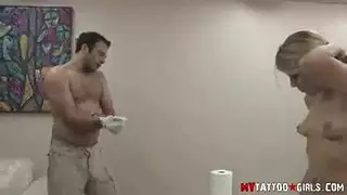 شقراء ساخنة تتباهى بحلماتها الموشومة في بيكيني إكس إكس إكس