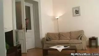 مستقبل زوجة الأب: مثلية ثلاثية مع ابنتها الزوجية وصديقاتها