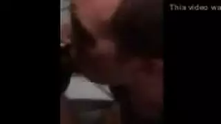 شاب أشقر ينكّب عضوًا أبيضًا صلبًا في حلقه