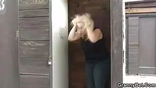 فتاة صغيره تمتص ااديك وركوب الخيل