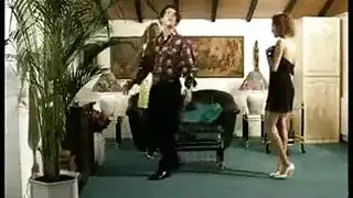 إيفا الأزرق تأخذ قضيب دونا آن الجلدي عميقاً في مؤخرتها