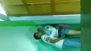 علاقة في الثانوية: نيك خشن في الفصل بالممر