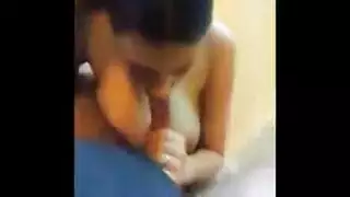 عمود نائب الرئيس الأسود الضخم يحشو فرجها الرطب في فعل خشن