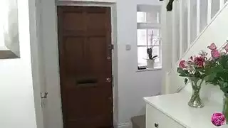زوجان شاب ونضج سخيف على الأريكة