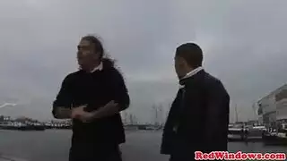 امرأة سمراء صغيرة ، أمستردام ، يمارس الجنس مع ضابط شرطة ويستعد لركوب صخرةه الضخمة القاسية ديك