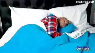 فتاة شقراء مذهلة ورجل مسيطر