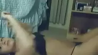 هذه العاهرة المرحة تحب أن تُمارس معها الجنس مقابل المال