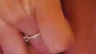 الهواة المتألمة تستمتع بأصابع في فرجها ولسان يمدد ثقب شرجها الداكن