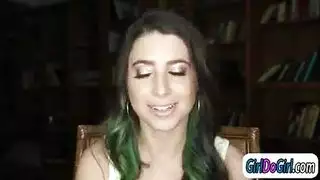 شريط جنس سحاقي: أثداء وحلمات ويتني رايت تتم مداعبته بشدة