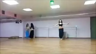 راقصة عربية مثيرة تفتح ساقيها لممارسة جنسية عنيفة