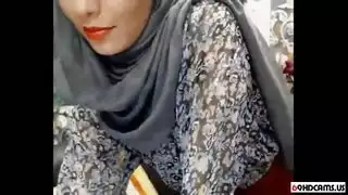 فتاة عربية شقية تمارس المص العميق على الكاميرا المباشرة
