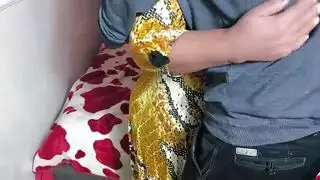 ملبن خجولة تفتح رجليها لزبين بينما يلعق الديوث
