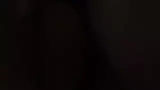 الأخت غير الشقيقة العاهرة تركب زبًا صلبًا في الليل