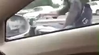 شاب عاري الصدر يكشف عن قضيبه الغليظ في سوق إيراني