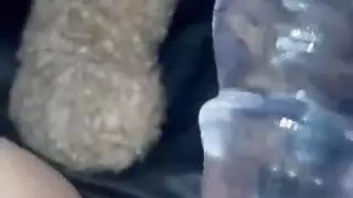 فتاة مراهقة لأول مرة تحشر كسها الضيق المبلل الوردي بدسار زجاجي ضخم