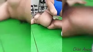 سارة العربية فاتنة الثدي الكبيرة تحصل على أكثر من مجرد امتداد مع عشيقة تمتد كلوي أمور وحزامها الكبير