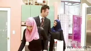 العاهرة المحجبة إيلا نوكس: مشهد إباحي لابنة الزوجة