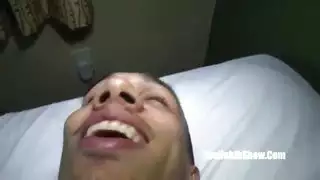 حسناوية عربية حارة تُسحَق بواسطة فحل لاتيني مفتول العضلات