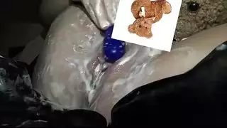 اخذ اللعبة المهتزة في فتحة شرجي الضيقة