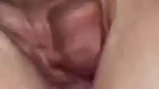 كس وردي ضيق يتمدد بدسار ضخم، الآن تحتاج لقضيبي القاسي ليقذفها عميقاً