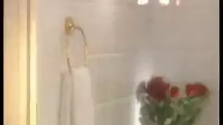 هزات نيشا الجنسية الجامحة مع دفعات كريش