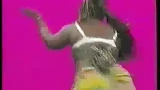 أدخل بقوة في كس نوال الضيق